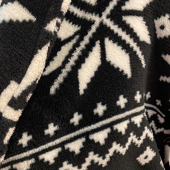 Victoria’s Secret Pink Black & White Plush Robe Size M/L - Picture 3 of 10